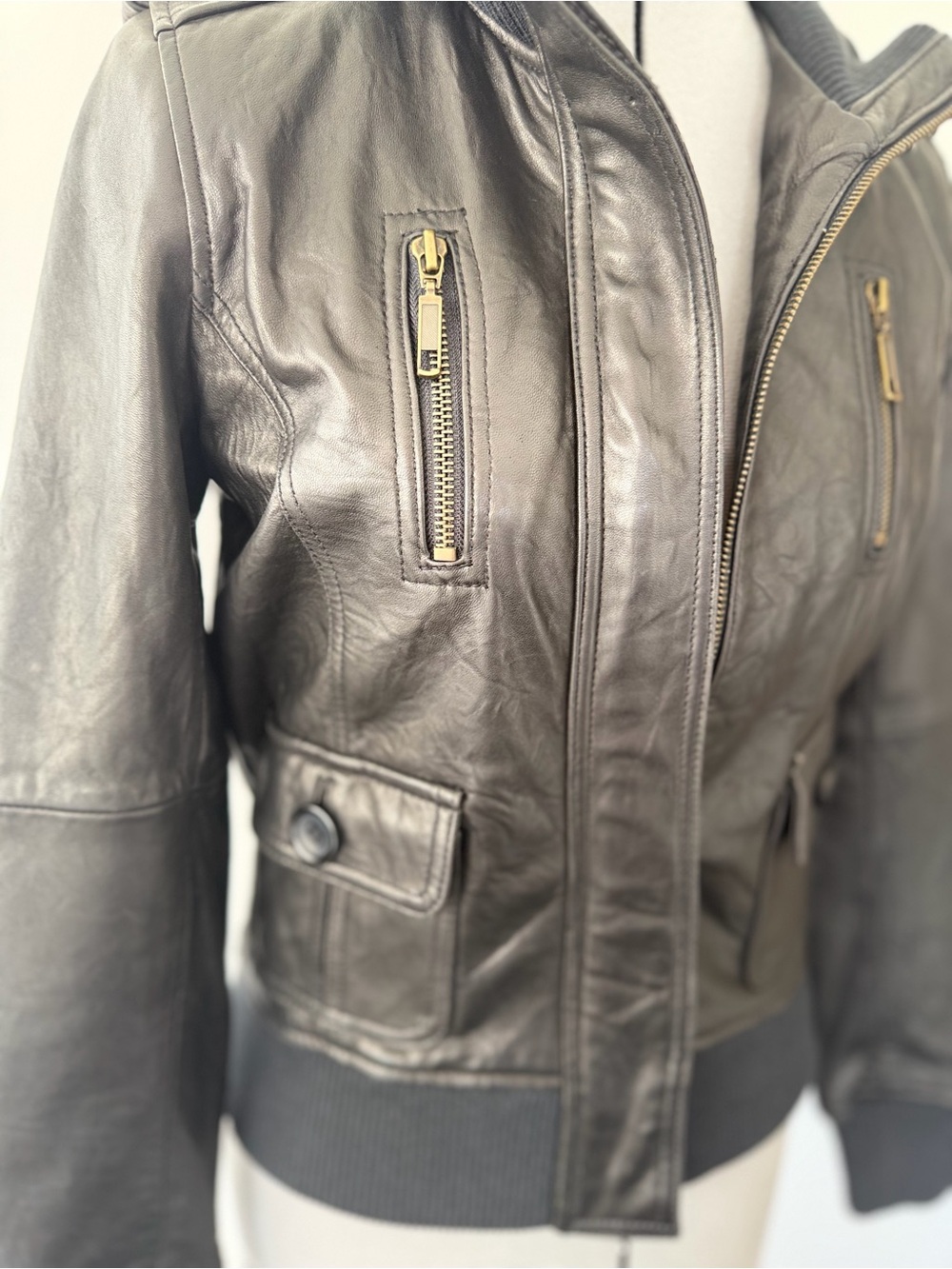 Heritage - Women’s Black Leather Bomber Jacket with Rib Knit Collar - size Med - Picture 7 of 9